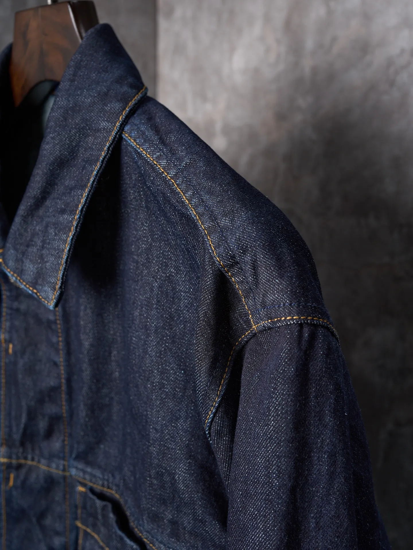 P510 Actual auction】Stonesland/Stone Island Badge Denim Jacket [Ready Stock] S M L Highlight the imprint of the brand. Simple lines outline neat silhouettes to outline a casual and free style. Workwear genes are infused with luxury DNA. Simple charm and versatile charm. Imported machine embroidery technology is used. Advanced computer control systems and sophisticated mechanical components are used to realize the Stonesland badge embroidery operation. High precision. The lines are smooth and delicate. The whole garment is washed with medium-high filtration. Use a special solution to remove stains and slight fading. Then use a strong washing method to fade the color and make it more uniform. The whole piece of clothing is stitched together using a clip-on machine. The clip-on machine can control the distance between the two needles by changing the needle position, achieving seamless splicing, smoothness, neatness, and a loose fit.
